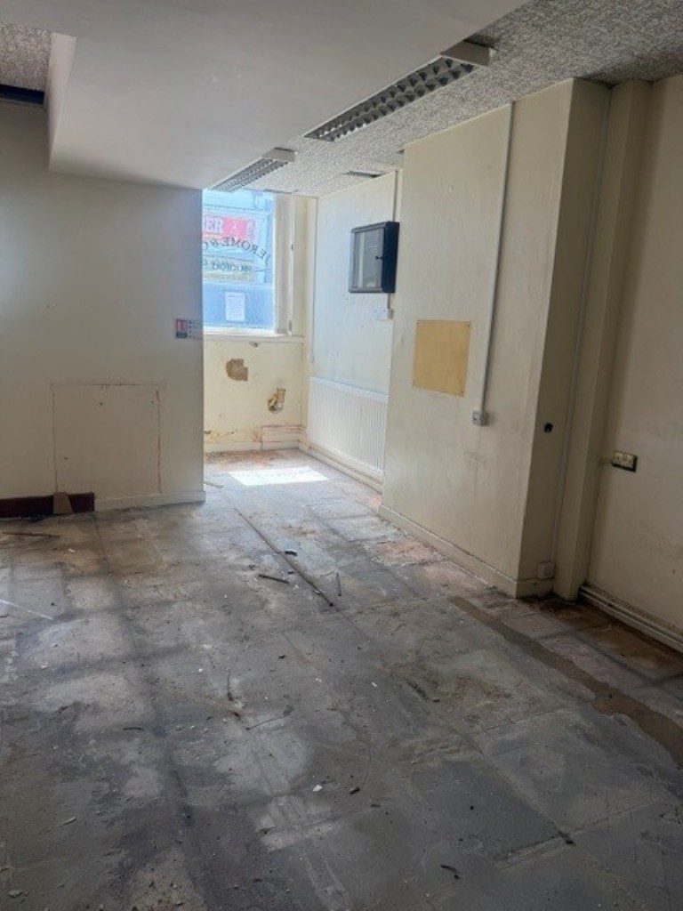 Lot: 75 - FREEHOLD TOWN CENTRE BUILDING WITH POTENTIAL - Former offices